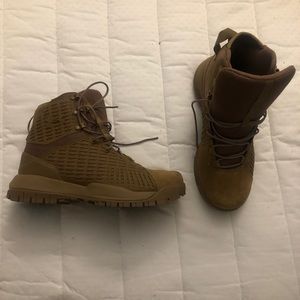 Under Armour lace up athletic hiking boot